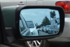 Fila de autos en retrovisor