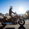 Persona que ya sabe cuánto vale el seguro obligatorio para moto