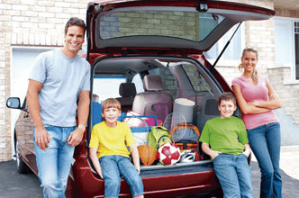 Famila en auto por salir de viaje