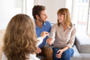 Familia tomando un crédito hipotecario mutuo endosable