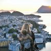 mujer con niño en su espalda viajando
