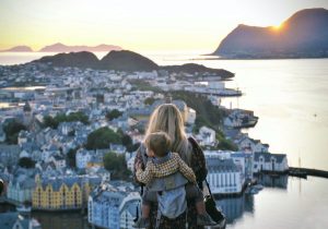 mujer con niño en su espalda viajando