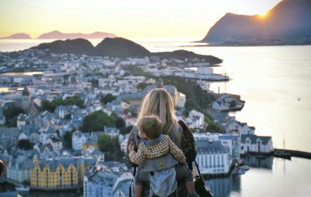 mujer con niño en su espalda viajando