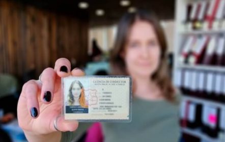 Chica mostrando uno de los tipos de licencia de conducir de Chile