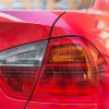 Luces de un vehículo rojo