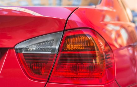 Luces de un vehículo rojo