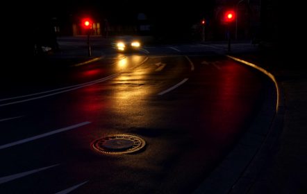 Luces de auto que alumbran poco