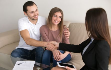 Pareja comprando una propiedad en remate