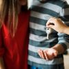 Recibiendo llaves del departamento luego de solicitar un credíto hipotecario en pareja