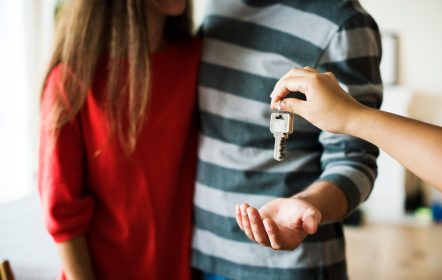Recibiendo llaves del departamento luego de solicitar un credíto hipotecario en pareja