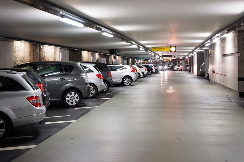 ¿Qué hacer si mi auto sufre daños dentro de un estacionamiento público?