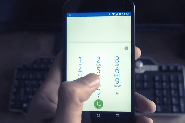 Marcación en celular del contacto de asistencia en viaje