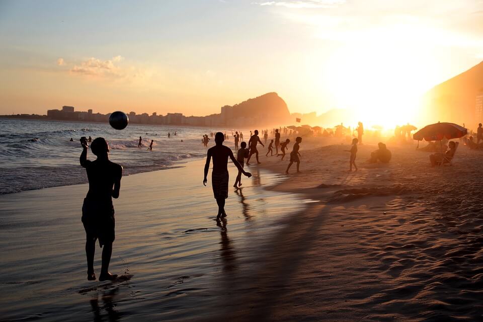 Personas en la playa en vacaciones de Fiestas Patrias