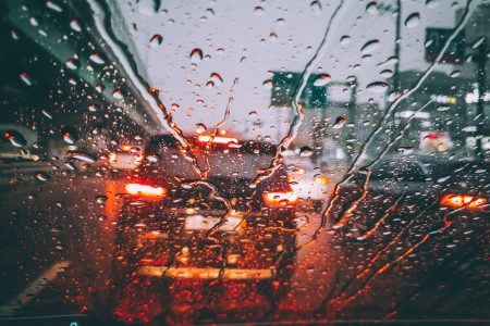 ¿Cómo desempañar el parabrisas?: conduce seguro