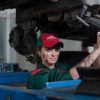 Mujer mecánico: Auto no arranca