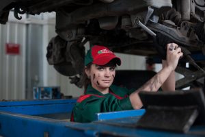 Mujer mecánico: Auto no arranca