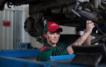 Mujer mecánico: Auto no arranca