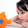 chica mira alcancía, necesita un producto financiero
