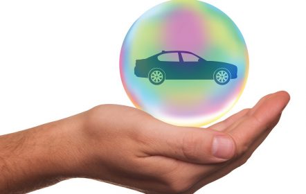 Auto en una burbuja con seguro automotriz y soap