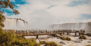 Personas paseando en las pasarelas de las cataratas en vacaciones de semana santa