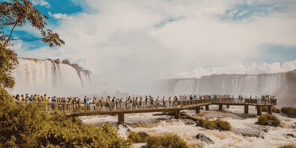 Personas paseando en las pasarelas de las cataratas en vacaciones de semana santa