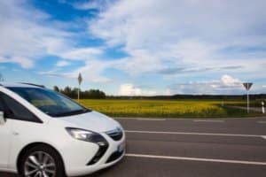 Auto andando a velocidad máxima por zona rural