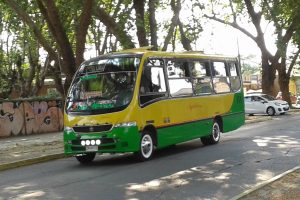 Bus que debe desplazarse con seguro obligatorio para transporte de personas