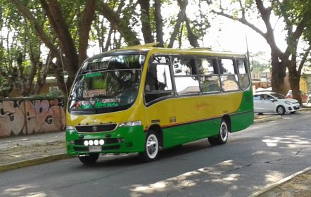 Bus que debe desplazarse con seguro obligatorio para transporte de personas