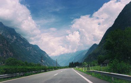 Carretera: línea continua y discontinua