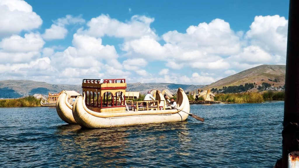 Barcos flotantes de totora, Uros
